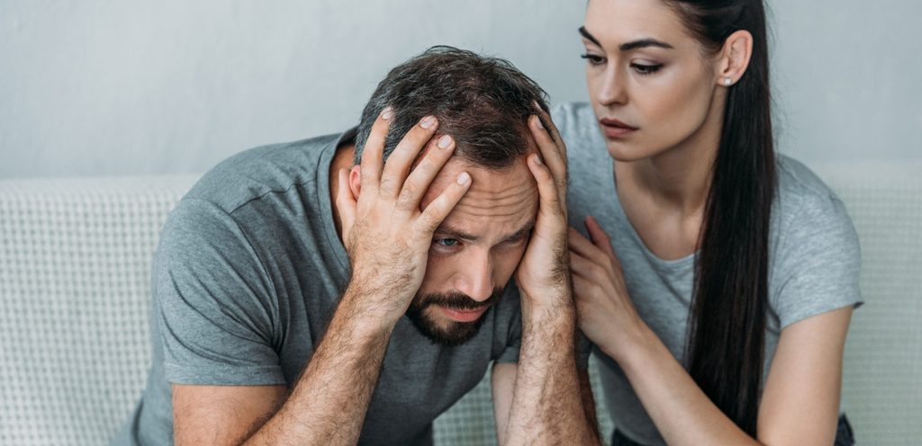 رجل غاضب وامرأة تحاول تهدئته