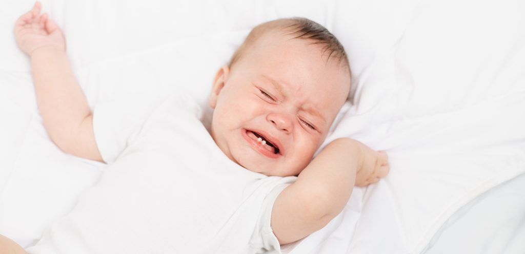 طفل رضيع يبكي وهو نائم