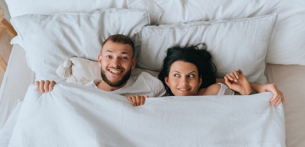 زوجان سعيدان في السرير