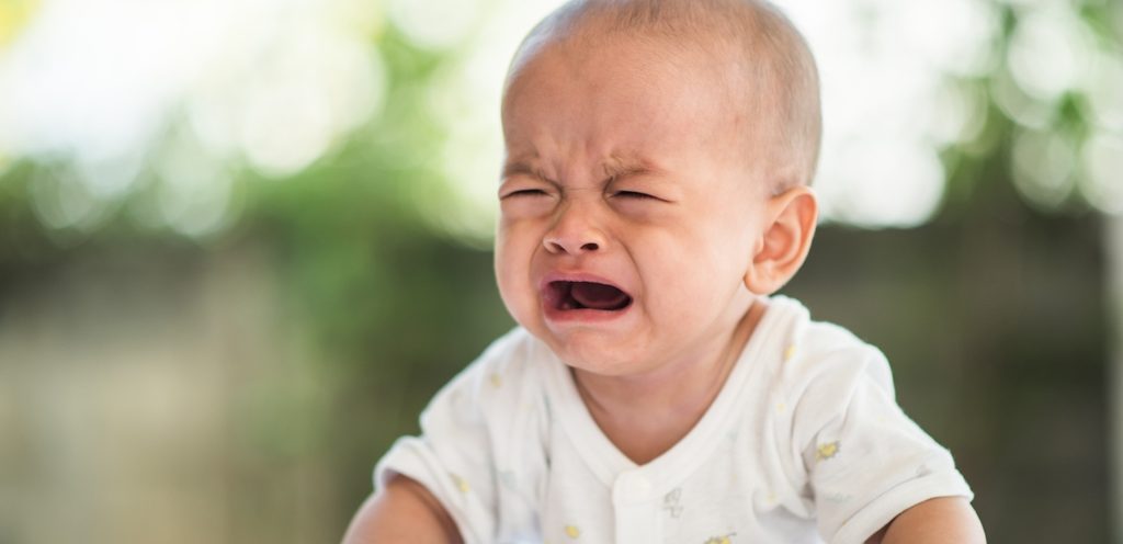 طفل رضيع يبكي