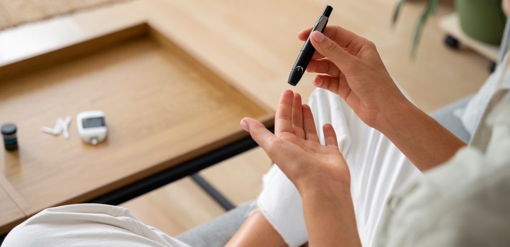 امرأة تقيس معدّل السكر بالدم