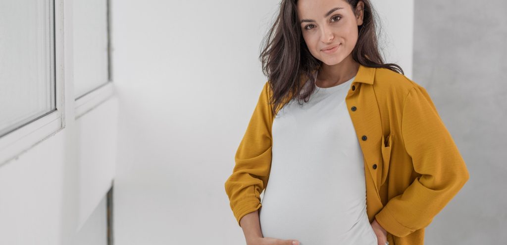 امرأة حامل سعيدة