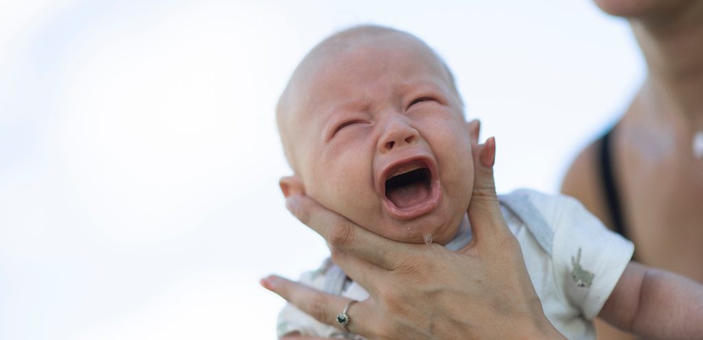 طفل رضيع يبكي
