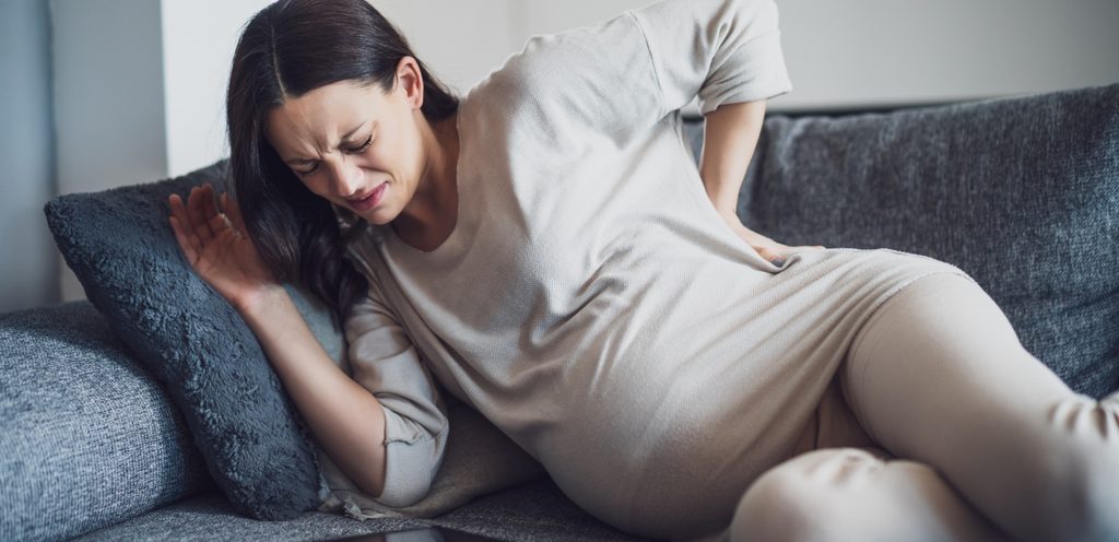 امرأة حامل تشعر بالألم