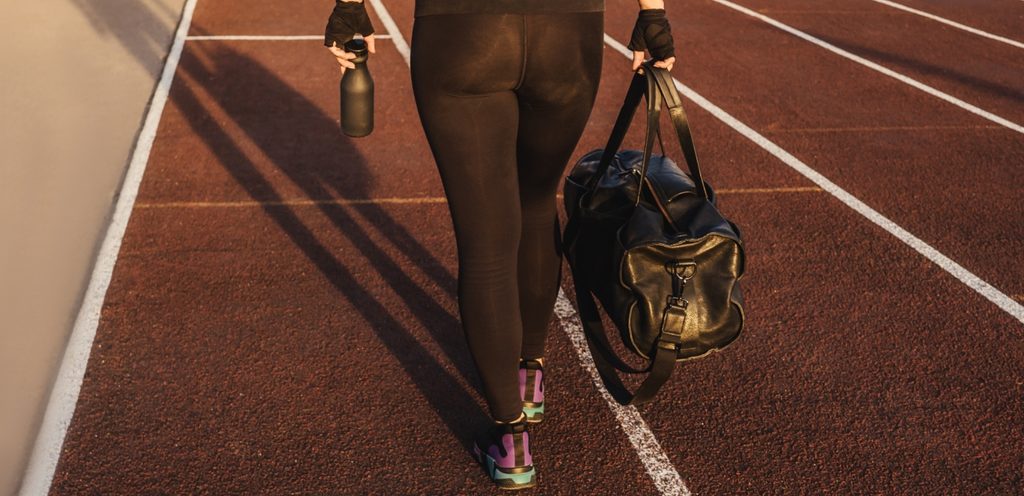 امرأة تمارس رياضة المشي