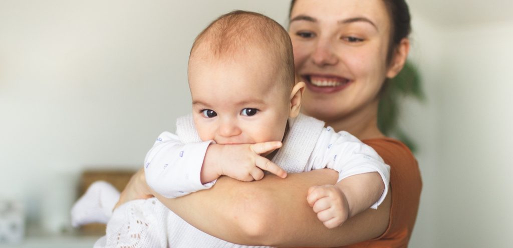 امرأة تحمل رضيعها