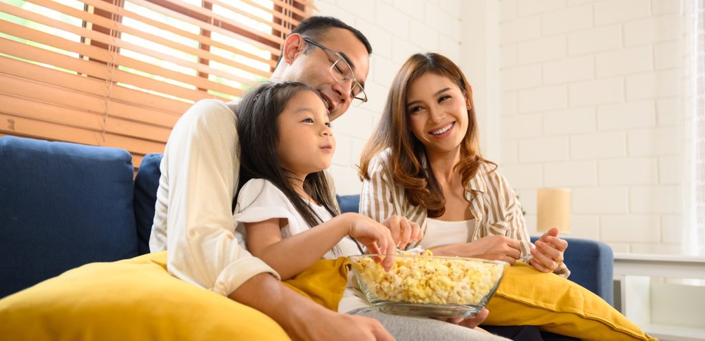 عائلة تشاهد فيلمًا