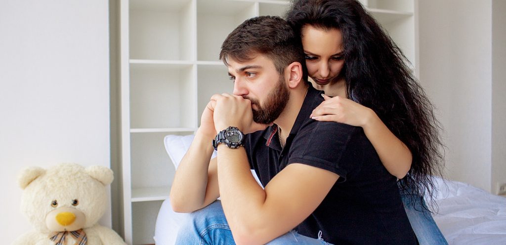 رجل حزين وزوجته تحاول مواساته