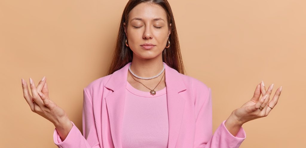 امرأة تمارس تمارين التنّفس