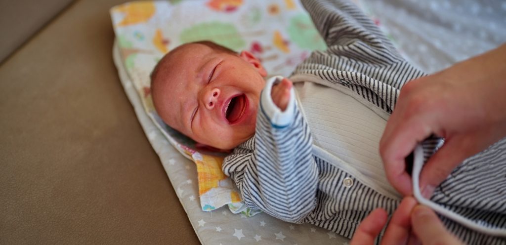 طفل رضيع يبكي