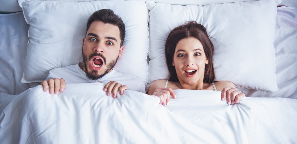 زوجان متفاجآن في السرير