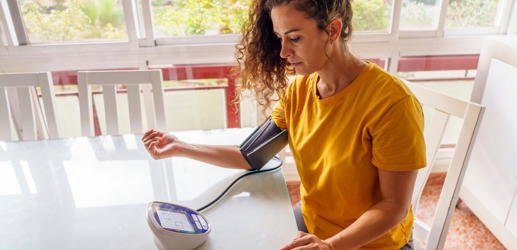 امرأة تقيس معدّل ضغط الدم