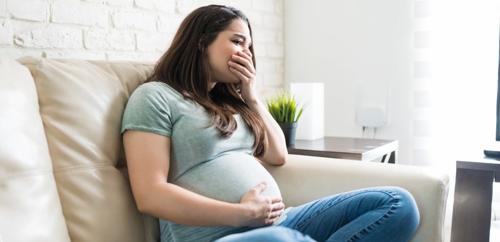 امرأة حامل تعاني من الغثيان