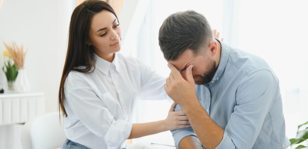 رجل حزين وامرأة تواسيه