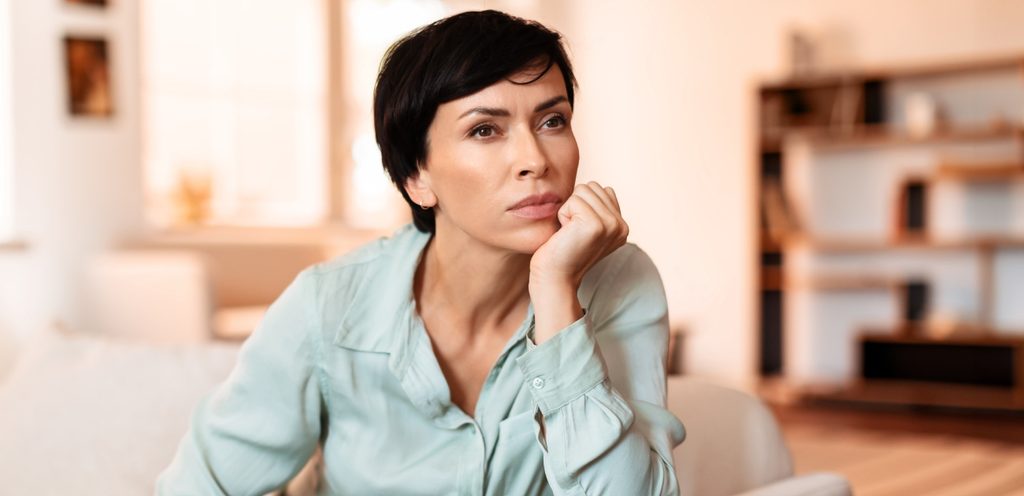 امرأة حزينة