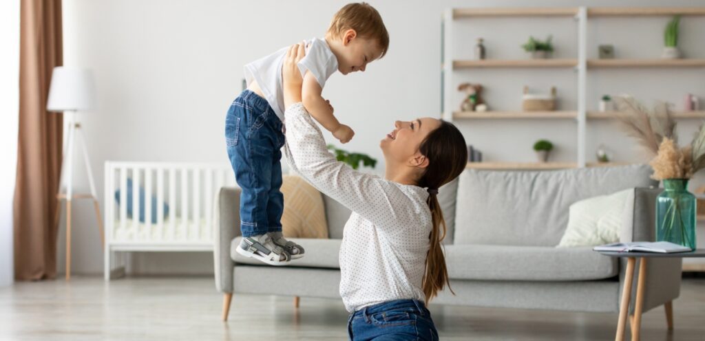 امراة تحمل طفلها بسعادة