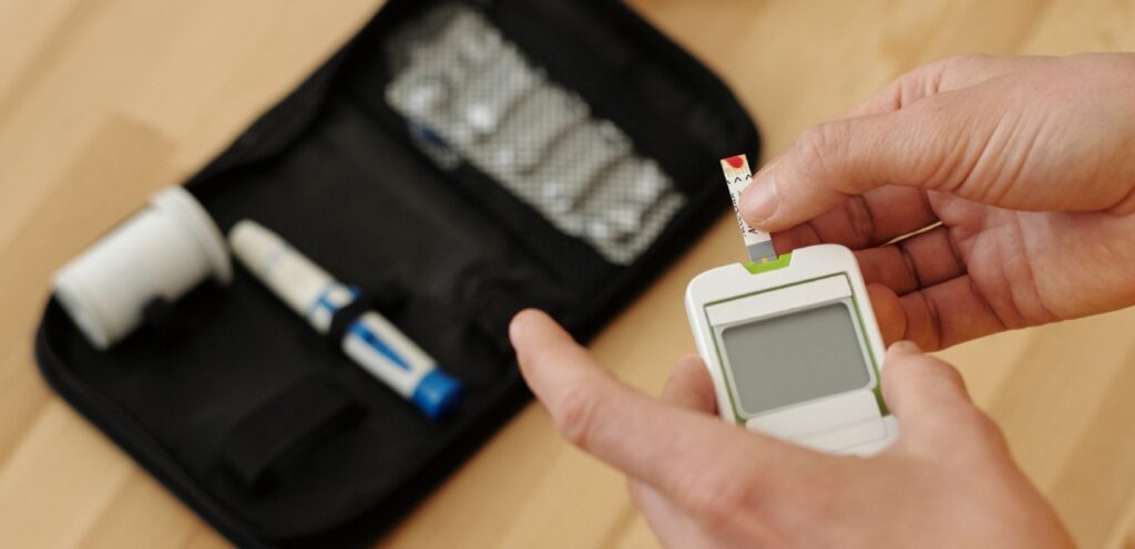جهاز قياس معدّل السكّر في الدم