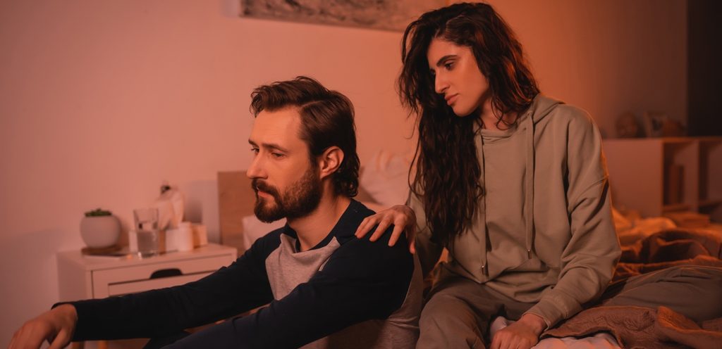 رجل حزين وزوجته تحاول مواساته