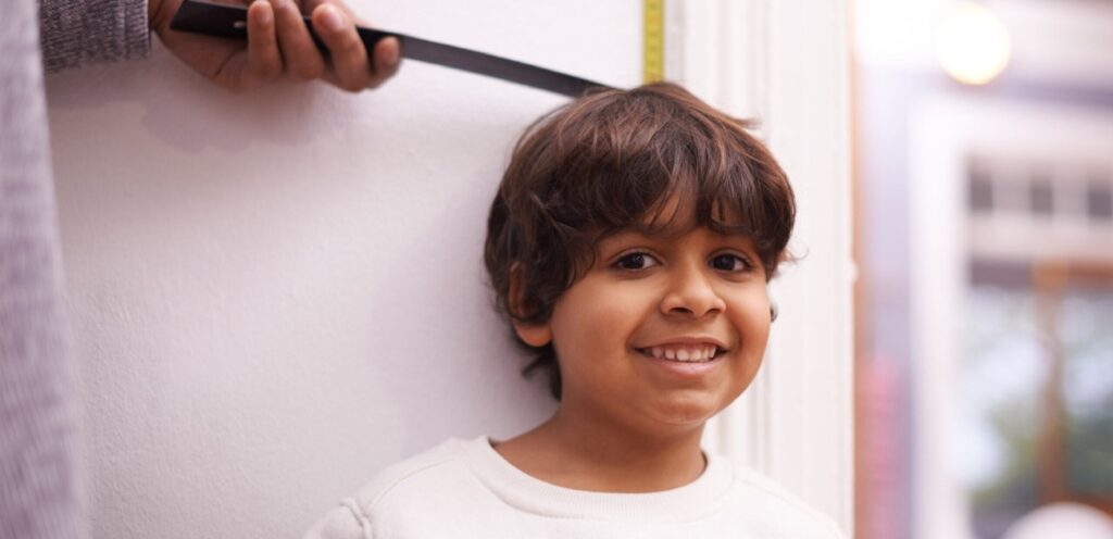 طفل يقيس طوله