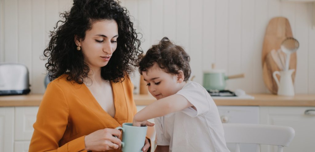 أم مع طفلتها