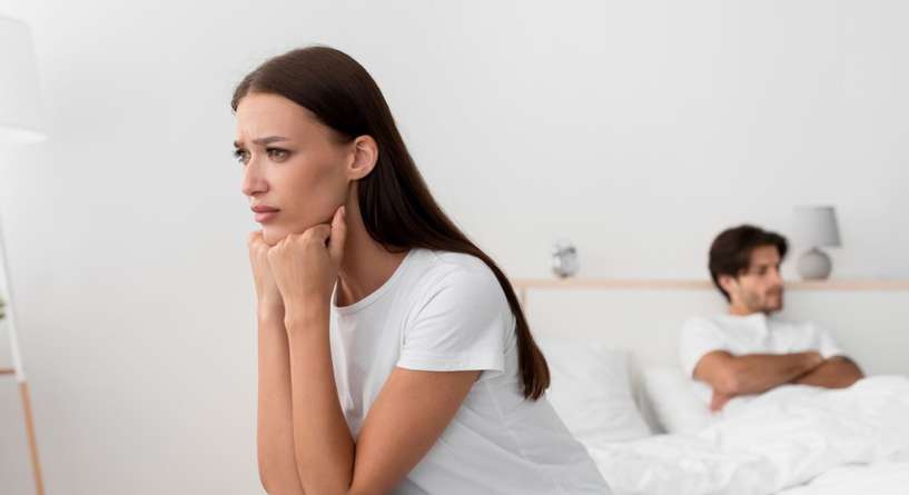 تعيشين مع زوجك بس تحسين إنك بعيدة؟
