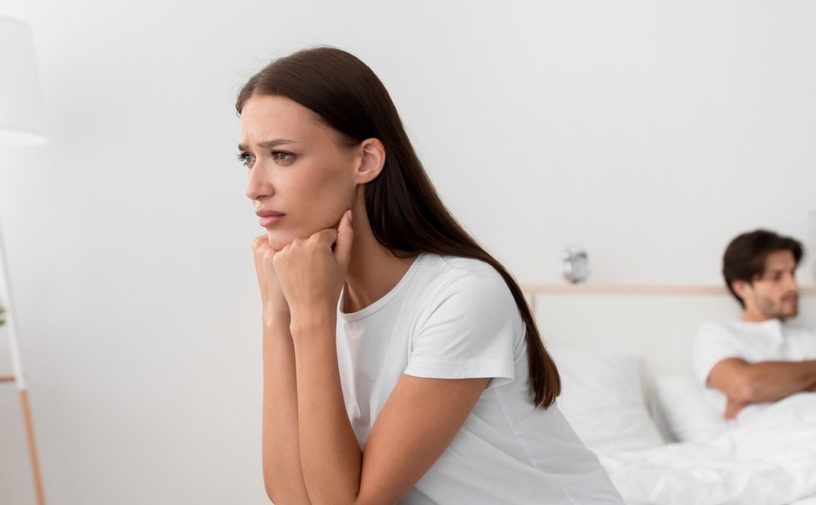 تعيشين مع زوجك بس تحسين إنك بعيدة؟