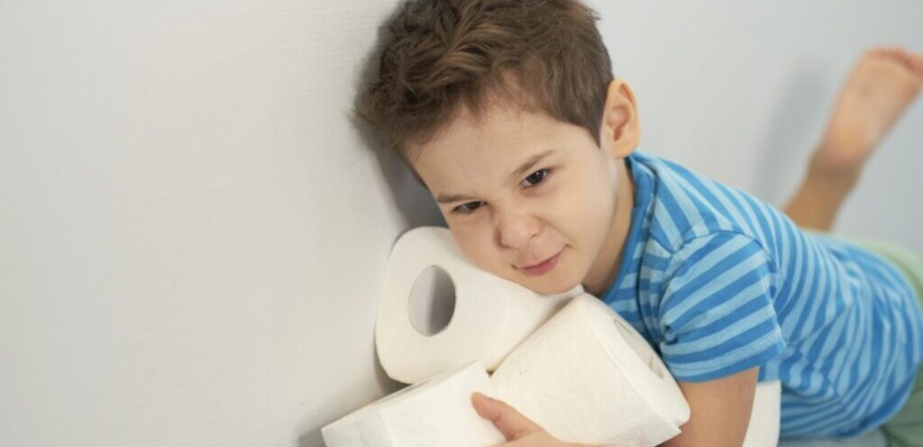 طفل يمسك مناديل ورقية للحمام