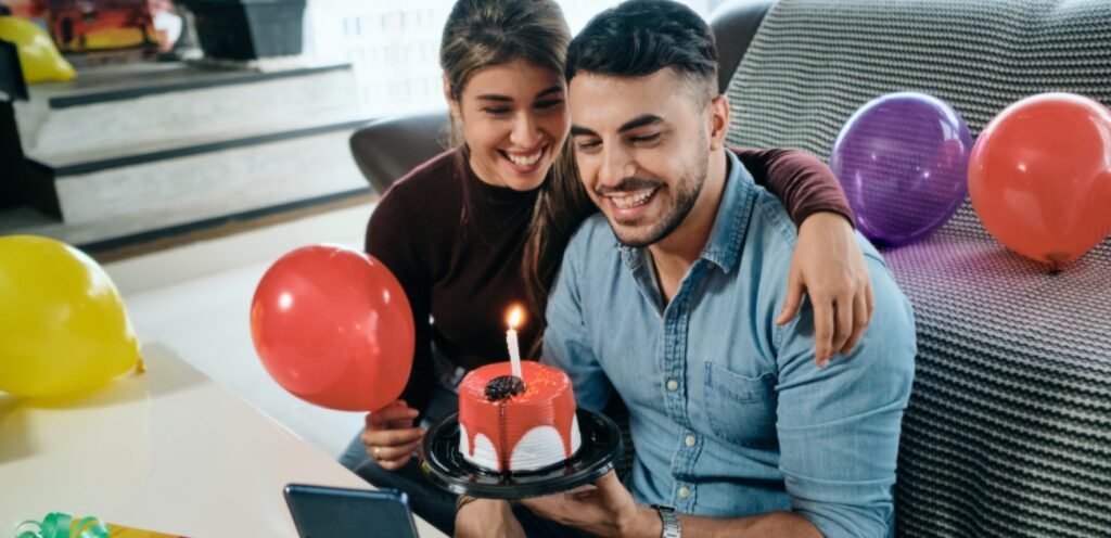 زوجان يحتفلان بعيد ميلاد