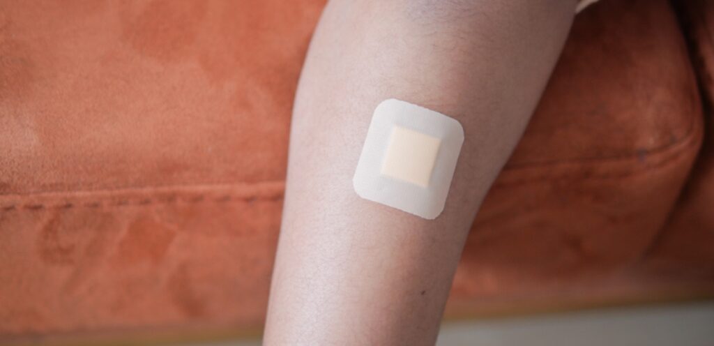 امرأة تضع لصقة على ذراعها