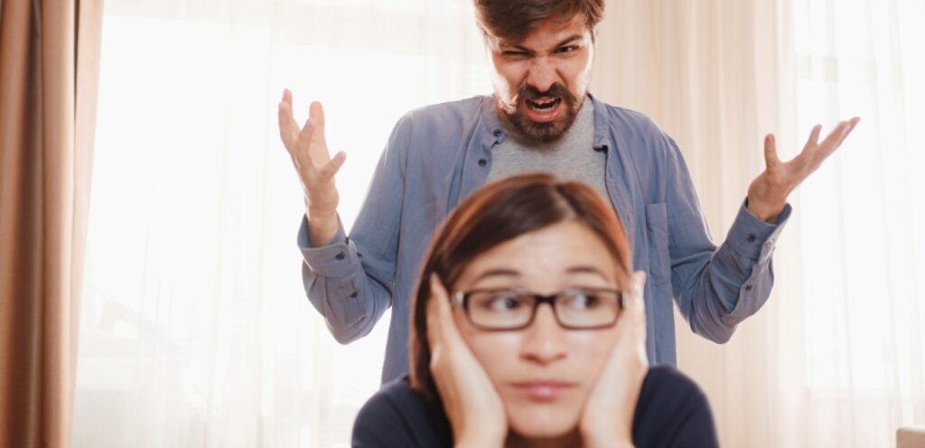 امرأة حزينة وزوجها يوبّخها