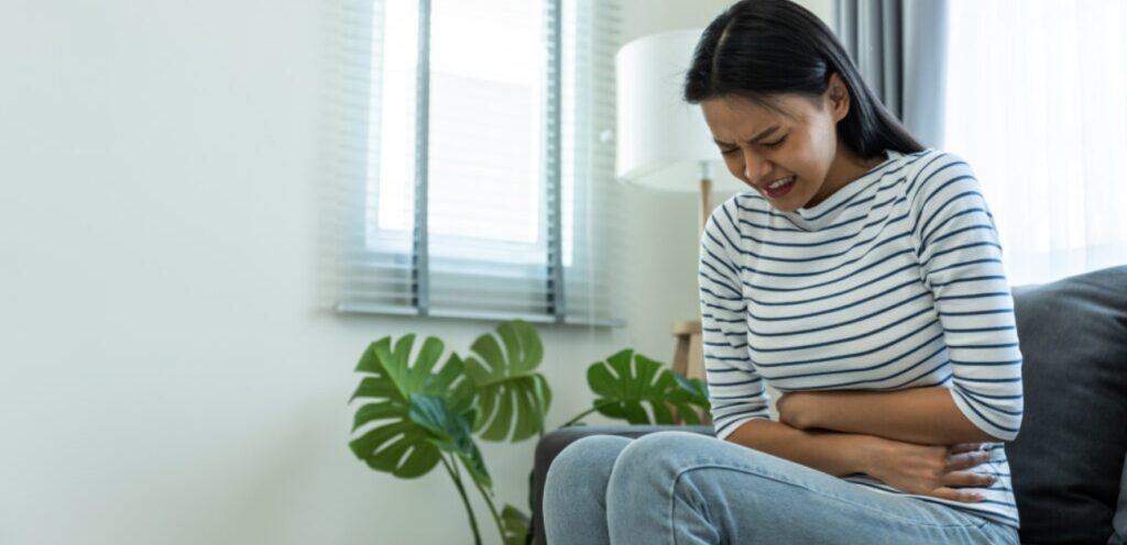 امرأة تعاني من آلام البطن