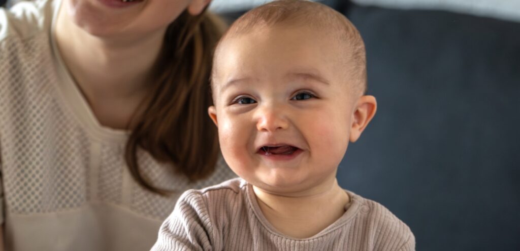 طفل رضيع مبتسم