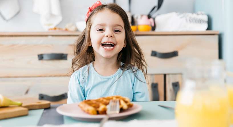 تحذير عاجل: هذه الأطعمة "السامة" تزرع الأمراض في جسم طفلكِ منذ الصغر!