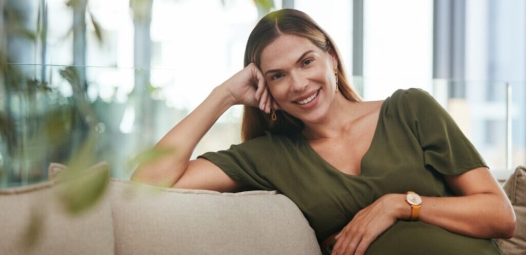 امرأة حامل سعيدة