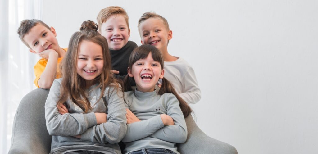 أطفال سعداء