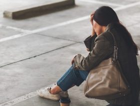 كيف ابتعد عن شخص تعلقت به