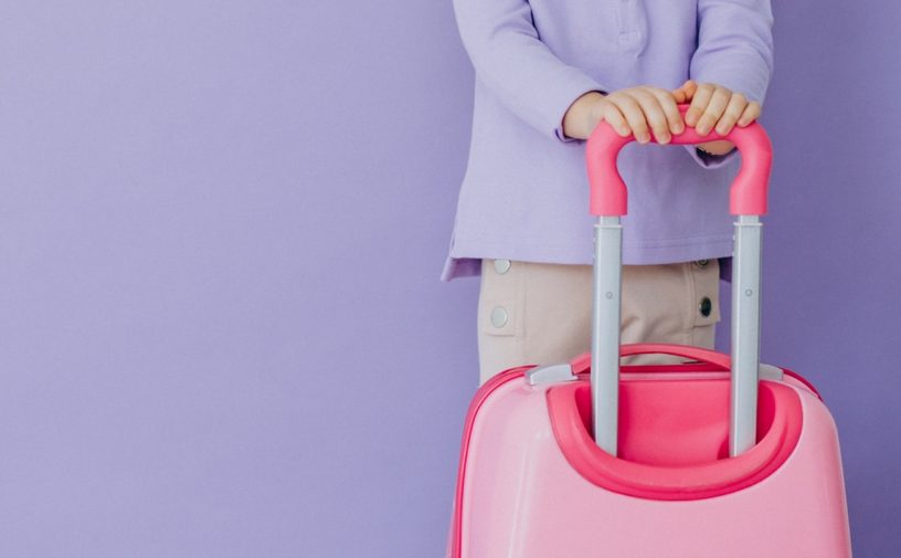 قرار مفاجئ في مدارس الإمارات: لماذا مُنعت شنط الجرّ تمامًا؟