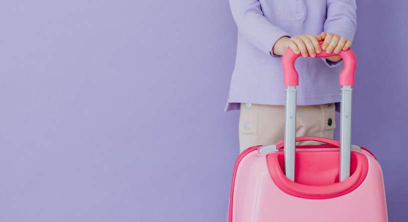 قرار مفاجئ في مدارس الإمارات: لماذا مُنعت شنط الجرّ تمامًا؟