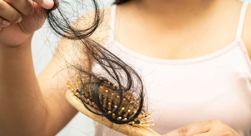 سبب تساقط الشعر عند النساء