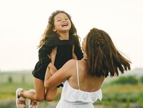 هل تريدين طفلًا قوي الشخصية؟ طبّقي هذه العادات الخمس فورًا!