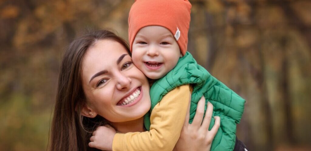 امرأة سعيدة تحمل طفلها