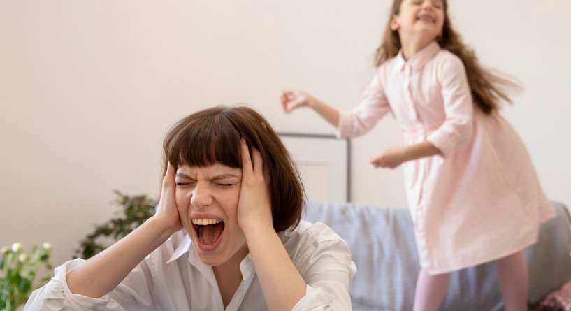 أنتِ لستِ أمًّا سيئة! اكتشفي الحقيقة الصادمة خلف صراخ الأمهات