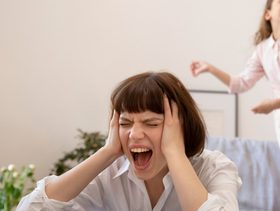 أنتِ لستِ أمًّا سيئة! اكتشفي الحقيقة الصادمة خلف صراخ الأمهات