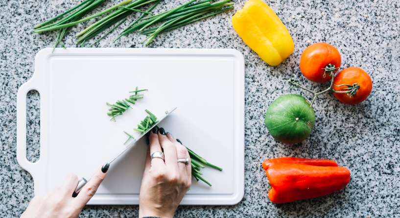 لوح واحد في مطبخك قد ينقل البكتيريا لعائلتك.. اكتشفي أيّهما!