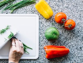 لوح واحد في مطبخك قد ينقل البكتيريا لعائلتك.. اكتشفي أيّهما!