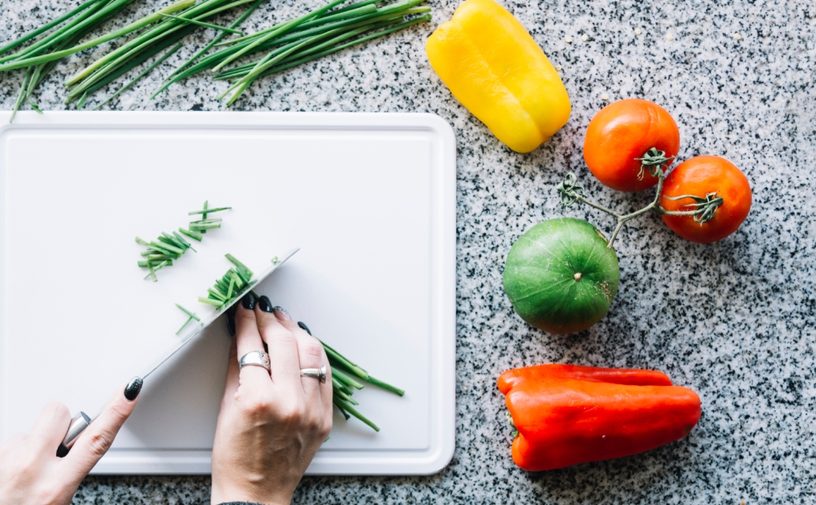 لوح واحد في مطبخك قد ينقل البكتيريا لعائلتك.. اكتشفي أيّهما!