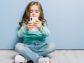 هذا ما يحدث في عقل طفلك عند استخدام الهاتف قبل عمر 13.. نتائج مرعبة!