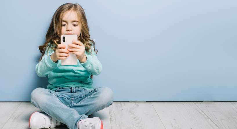 هذا ما يحدث في عقل طفلك عند استخدام الهاتف قبل عمر 13.. نتائج مرعبة!