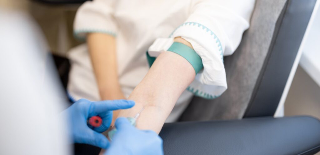 امرأة تسحب دم