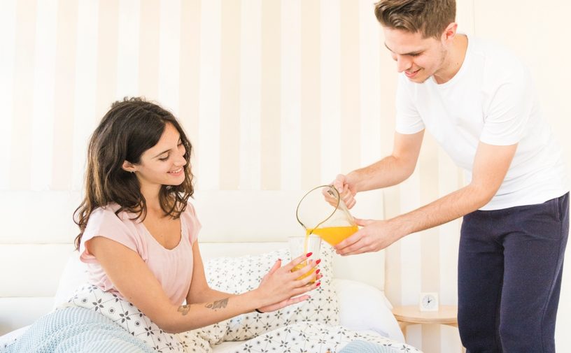 أربعة مراحل تشكّل دليلك الذكي للتعامل مع شريكتك في أيام الدورة الشهرية